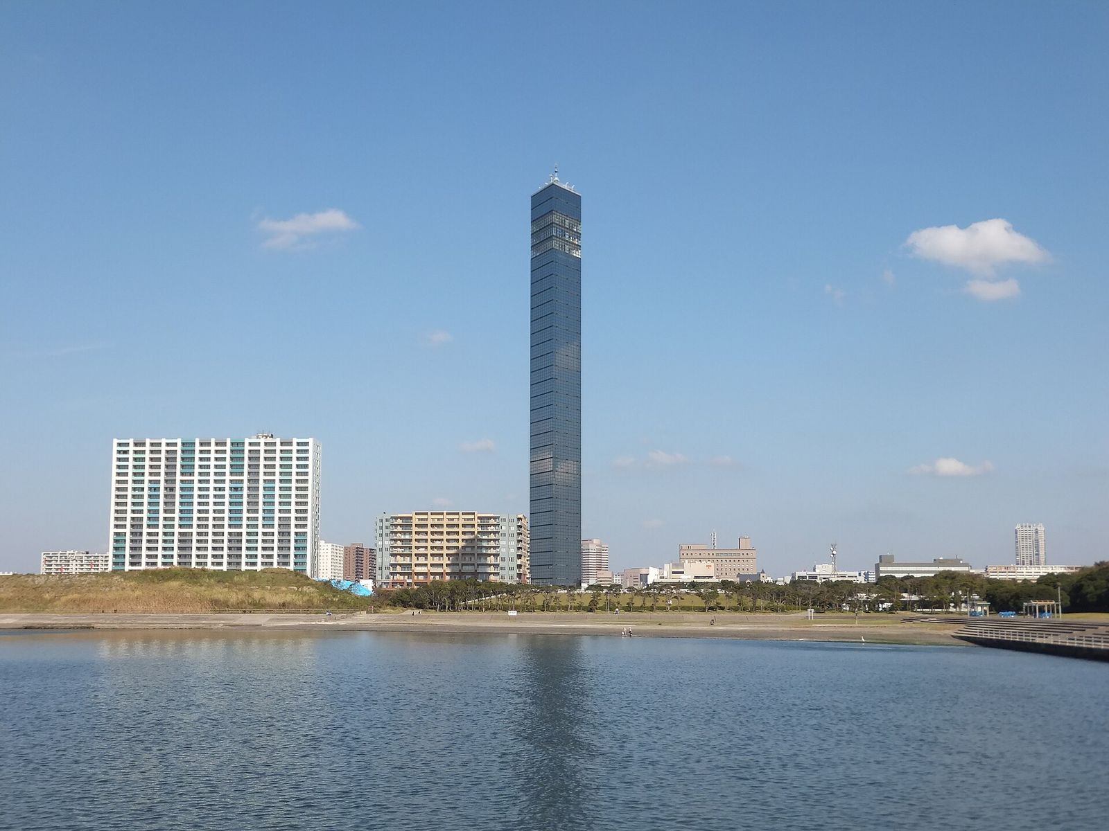 千葉ポートタワーと千葉港