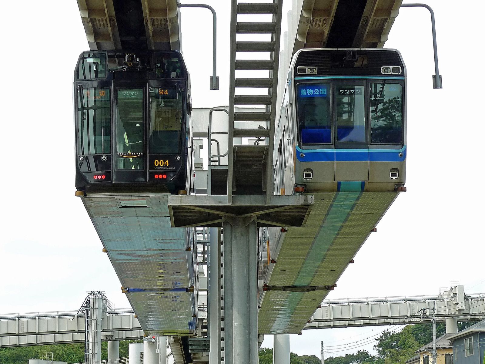 千葉モノレールの萩台車両基地（0形と1000形）