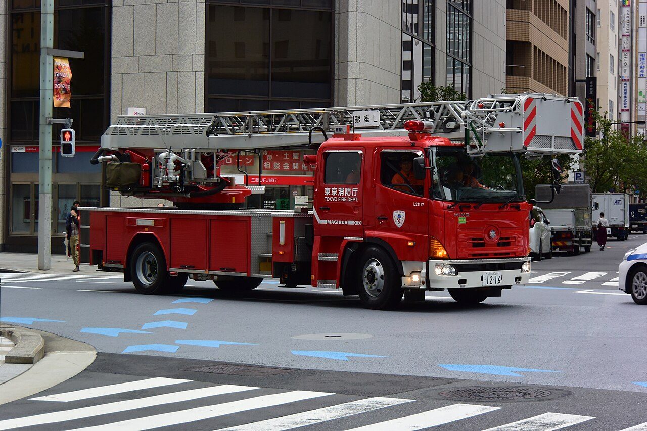 はしご付き消防車（参考：同種の車両。当日の車両とは異なる場合があります）
