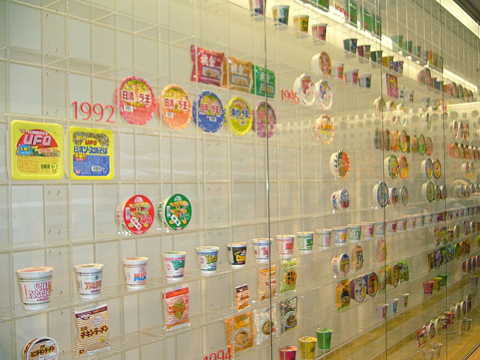 カップヌードルミュージアム 横浜の展示（歴代のカップヌードル）