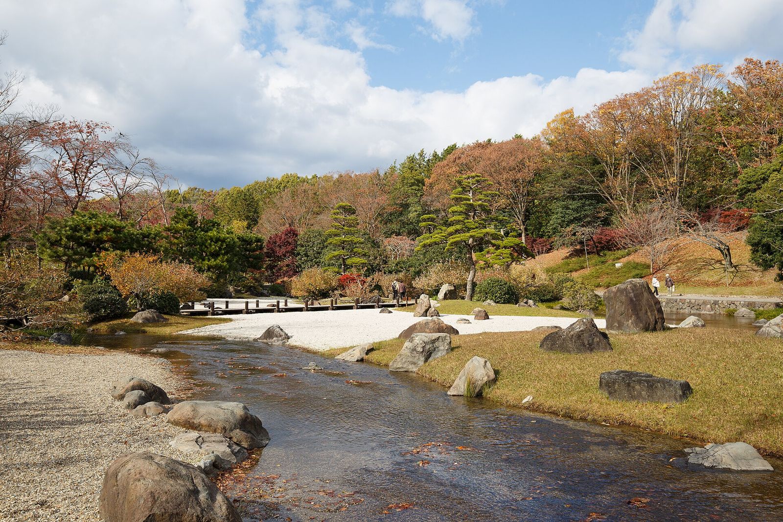 秋の日本庭園の景色（万博記念公園）