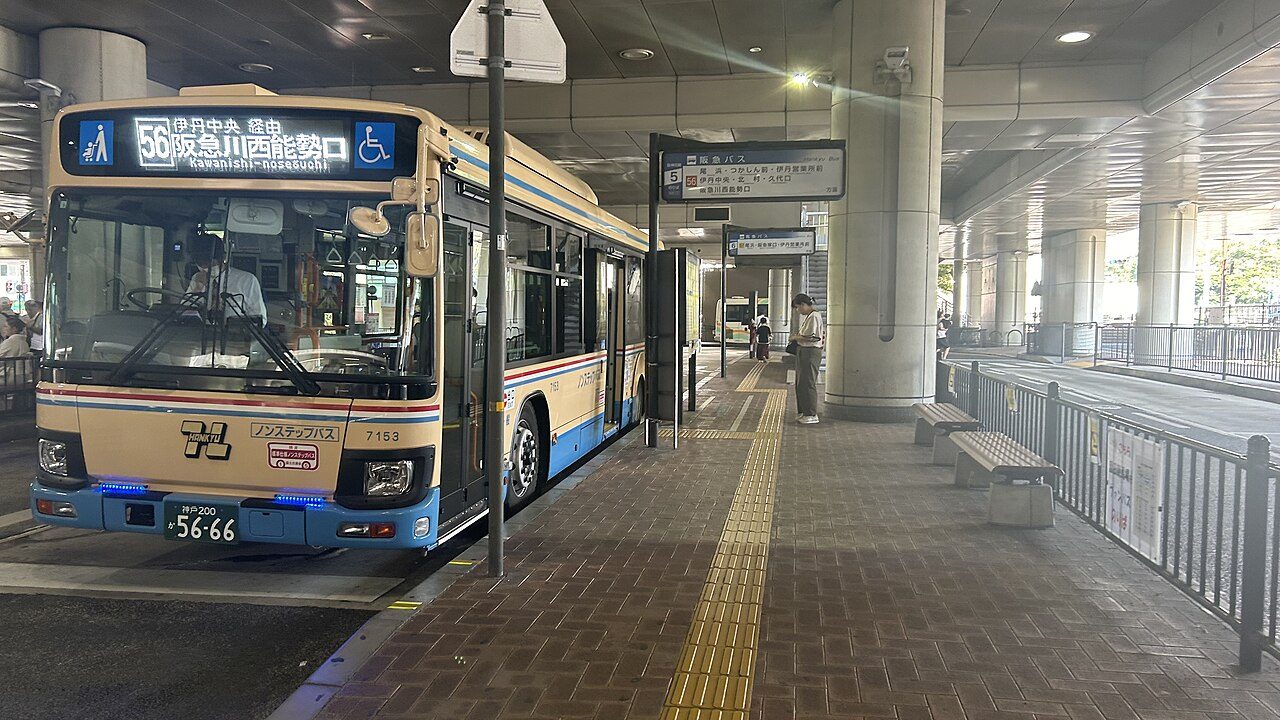 阪急バスの路線バス（参考：同種の車両。当日の車両とは異なる場合があります）