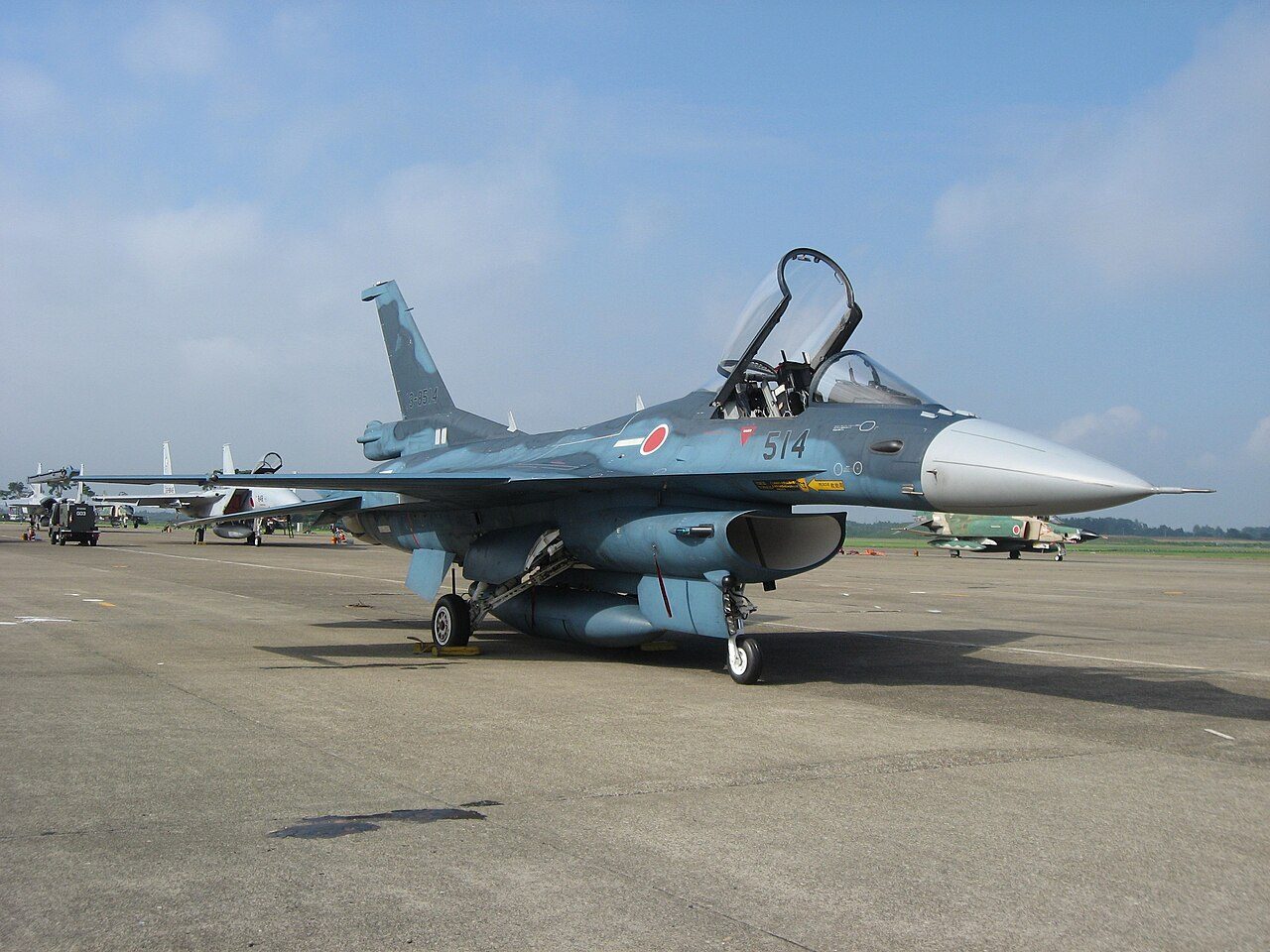 百里基地で展示されたF-2戦闘機