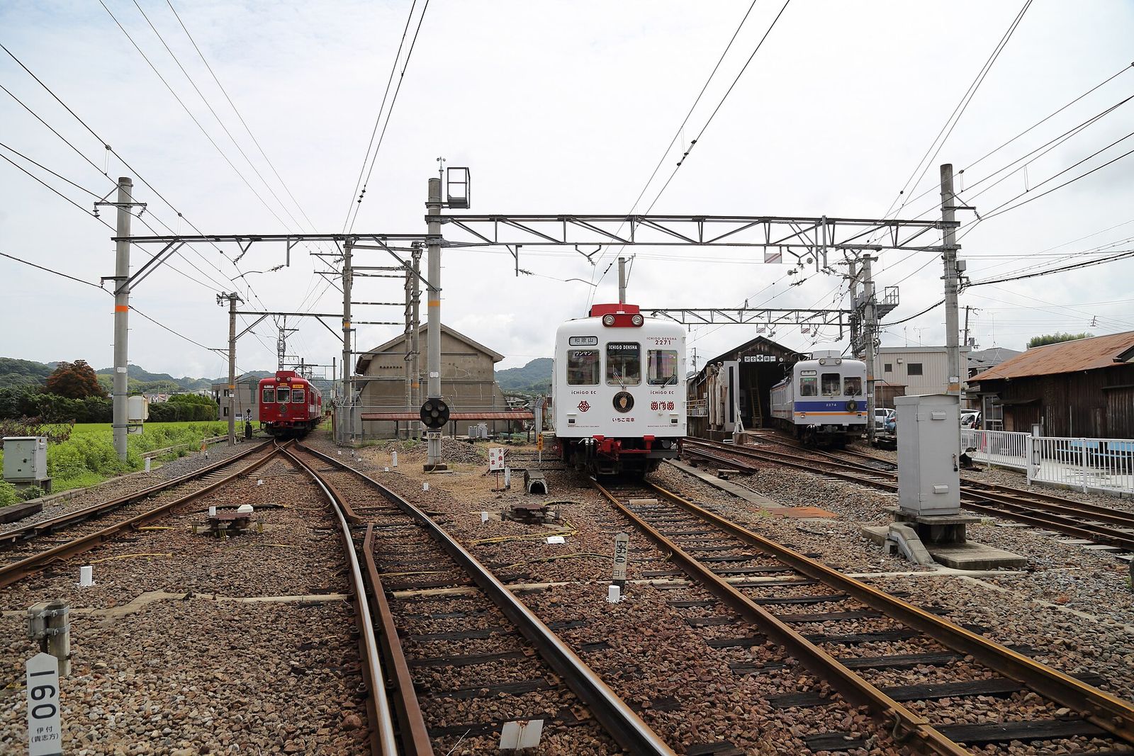 伊太祈曽駅の車庫と電車