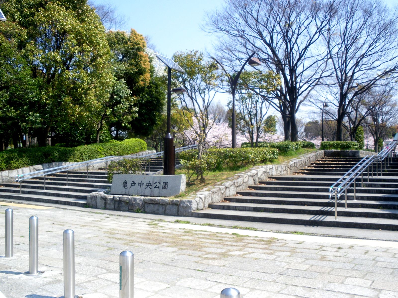 亀戸中央公園の入口と園名の石碑