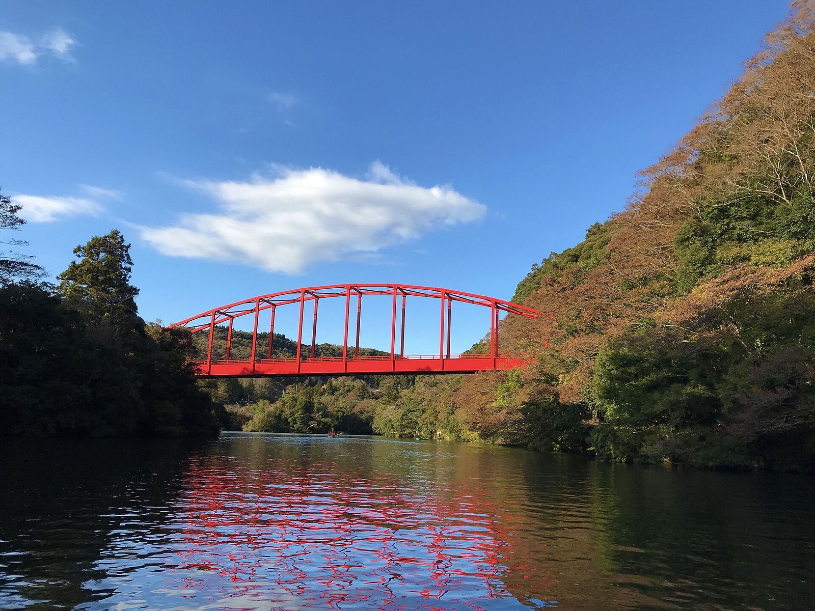秋の亀山湖に架かる赤いアーチ橋（自然の家近くの湖）