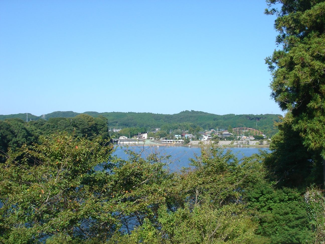 青空の下に広がる亀山湖と周辺の山並み