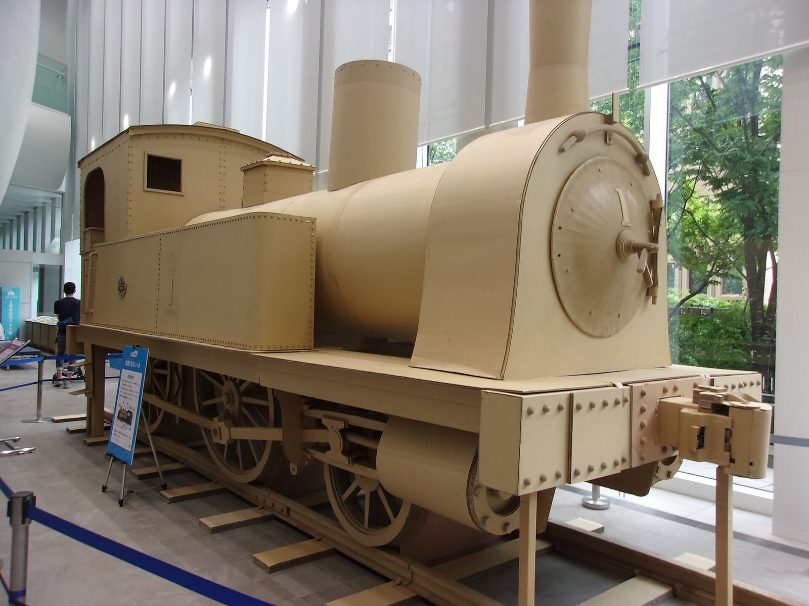 参考：港区立みなと科学館で展示された段ボール製のSL（過去の企画展）