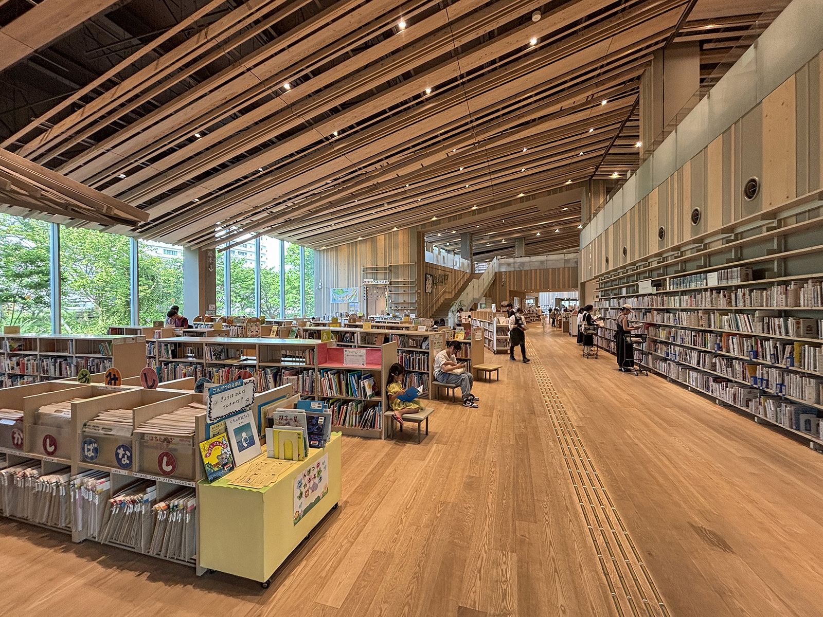 守山市立図書館の館内