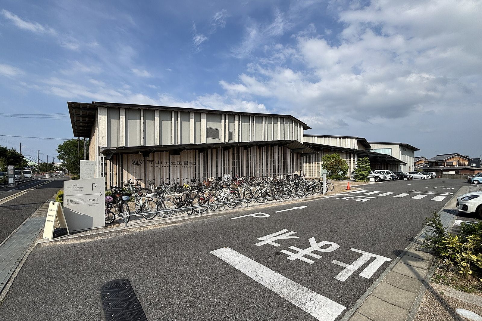 守山市立図書館の外観