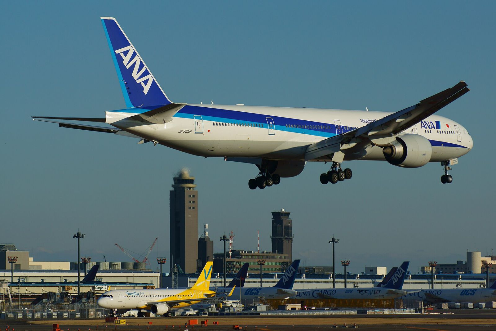 着陸する旅客機（参考：成田空港での撮影。当日の羽田とは異なります）