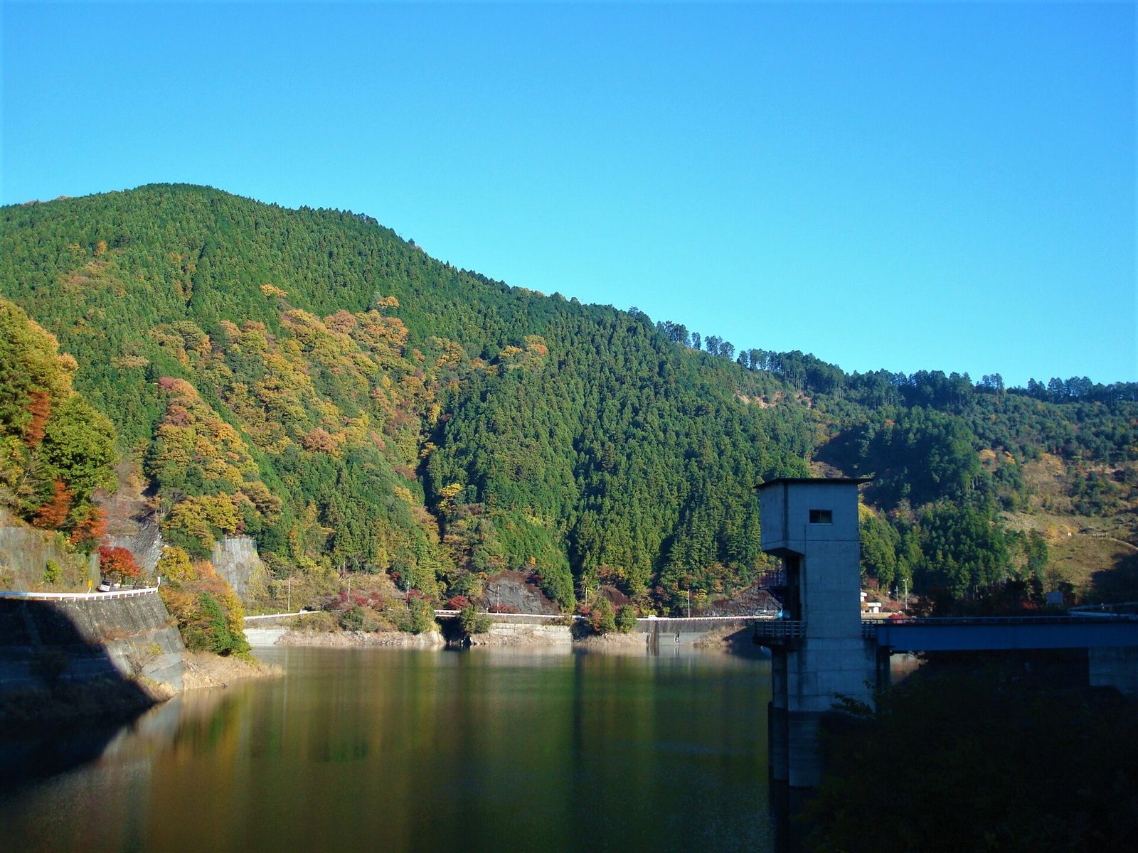 紅葉の山とダム湖