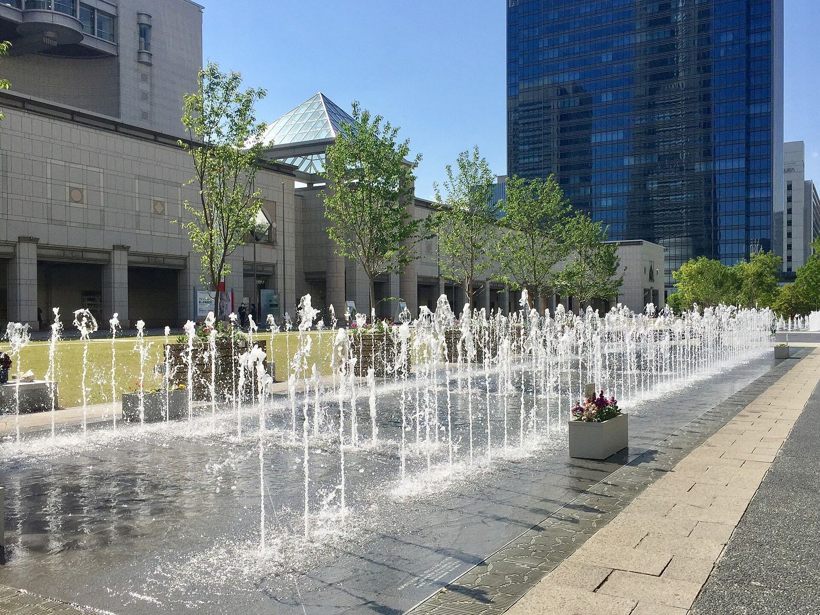 横浜美術館前のグランモール公園の噴水